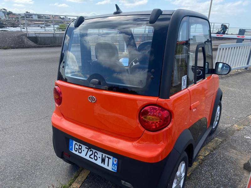 petite voiture mignone electrique 