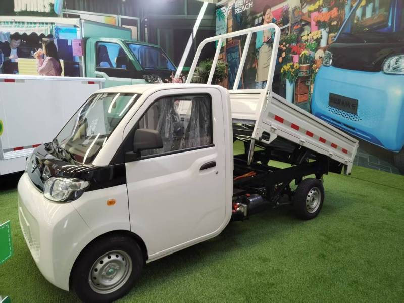 PETIT CAMION ÉLECTRIQUE BENNE à NANTERRE AUTOUR DE PARIS – Le véhicule utilitaire idéal pour les chantiers urbains et communaux.