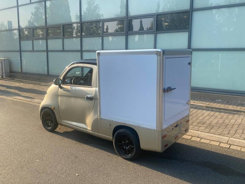 Petit camion utilitaire fourgon sans permis électrique +GAME CITY LIGHT en action de Nice à Cannes – mobilité 100 % urbaine dans les Alpes-Maritimes (06)