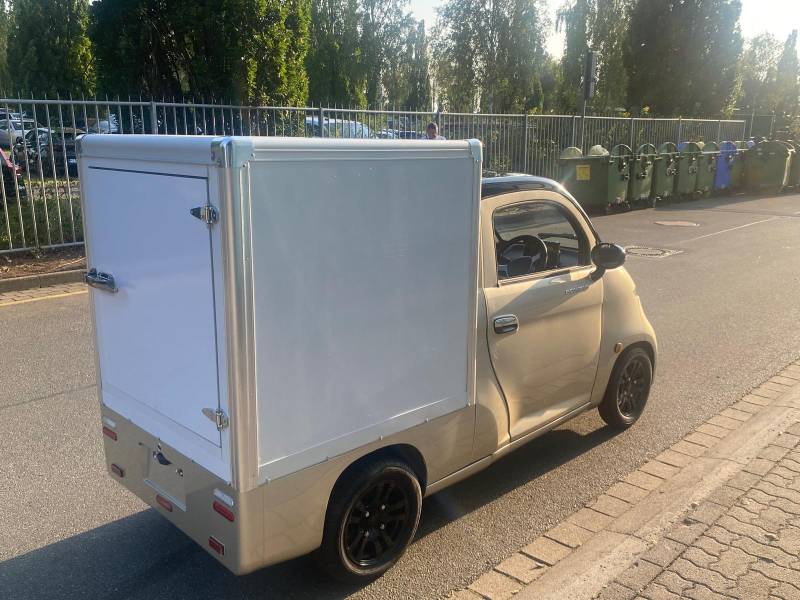 Caisson isotherme du NOUVEAU CITY LIGHT CAMION SANS PERMIS : conservation parfaite de la chaîne du froid.