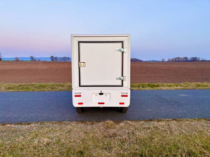 UTILITAIRE SANS PERMIS AVEC CAISSON FRIGORIFIQUE POUR TRANSPORT ALIMENTAIRE : adapté aux livraisons urbaines en Lyon REGION RHONE ALPES