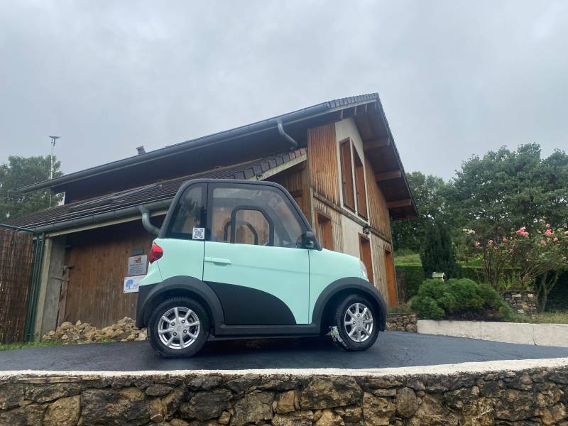 VOITURE SANS PERMIS ELECTRIQUE QUI MONTE LES PENTES A 20 DEGRES 
