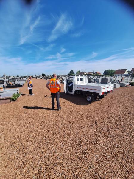 Véhicule électrique pour cimetière : l'ASPP City Truck séduit les collectivités d'Isbergues et des Hauts-de-France