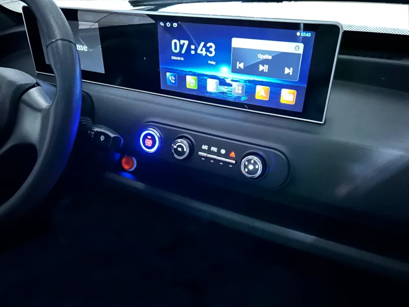 Équipements haut de gamme : tablette tactile, climatisation et caméra de recul