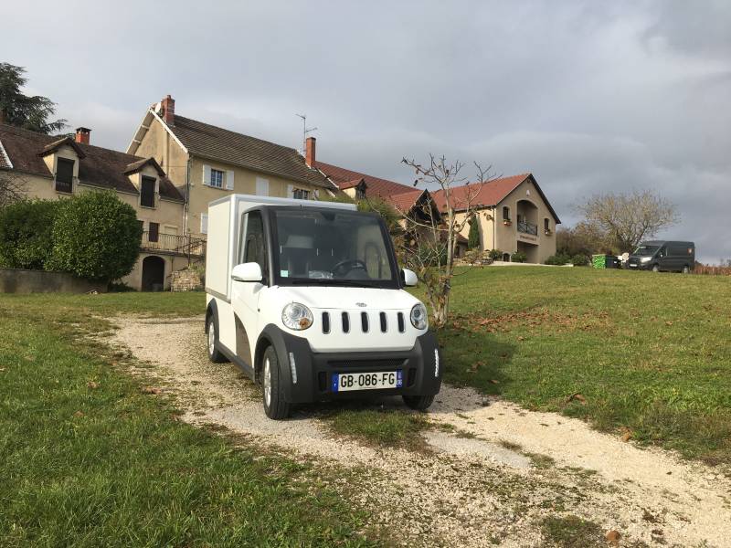 Petit fourgon électrique speciale vignoble robuste et élegant 