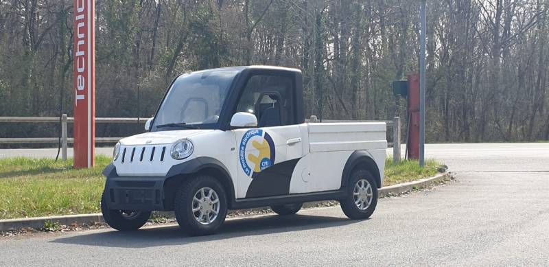 Utilitaire électrique  surélevé comme un 4x4 parfait pour la campagne 